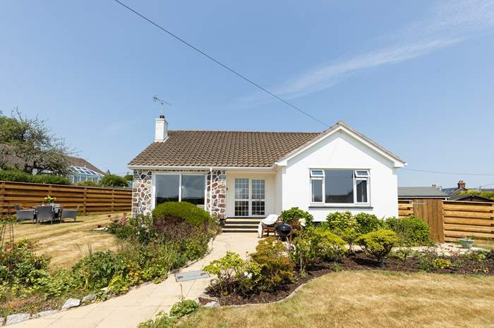 Shar Mar,Sleeps 4 + 2 cots, 5.3 miles SW of Falmouth