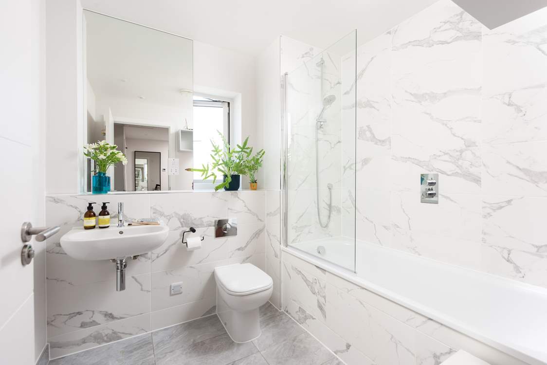 The gorgeous family bathroom.