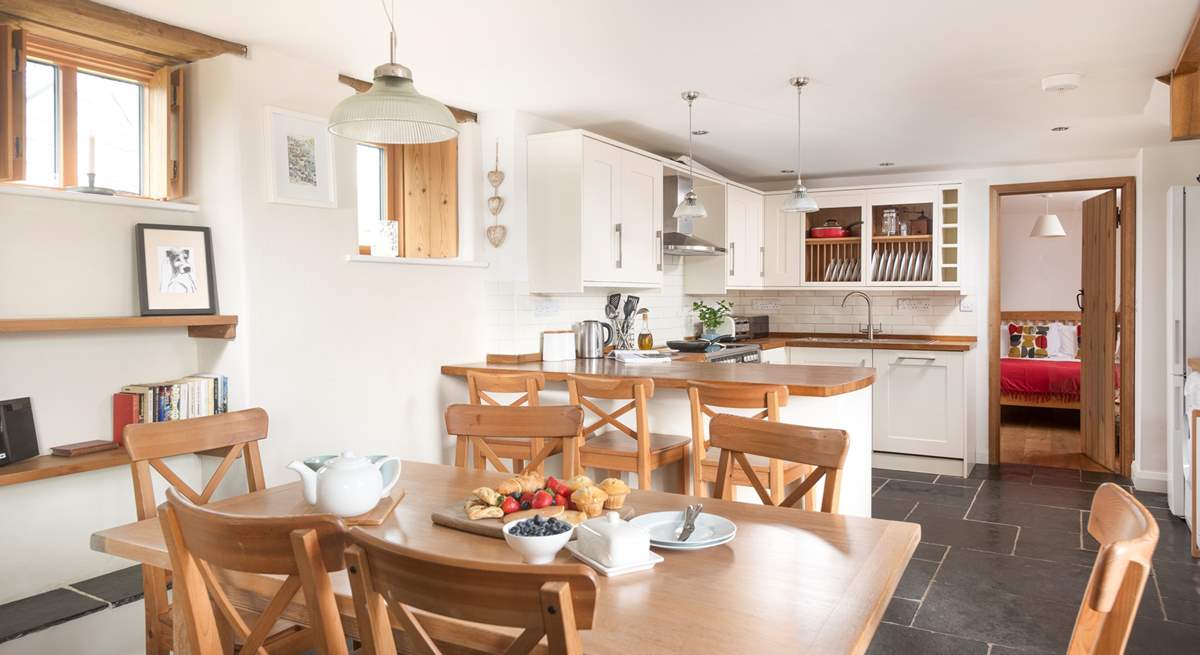 The light and sociable living space, enjoy long family breakfasts. 