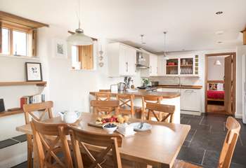 The light and sociable living space, enjoy long family breakfasts. 