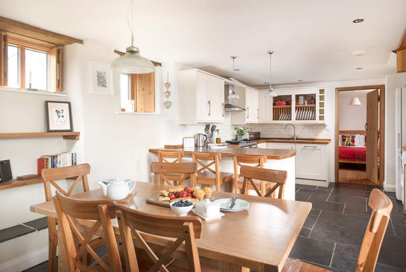 The light and sociable living space, enjoy long family breakfasts. 