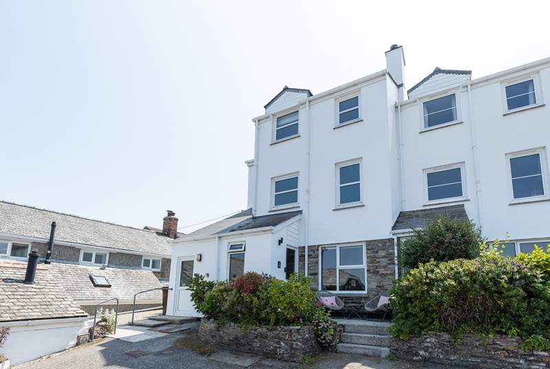 Situated in a quiet building, Seagrass is just a short stroll away from the village centre. 