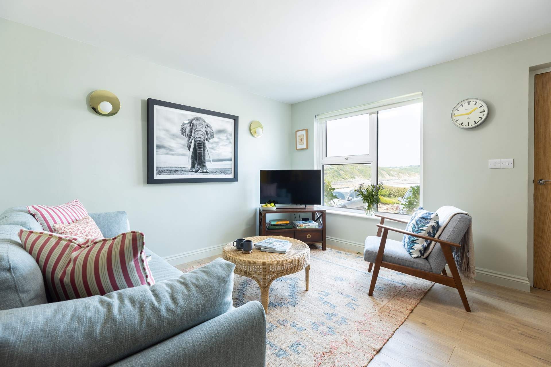 The sea is a mere hop, skip and a jump away. 