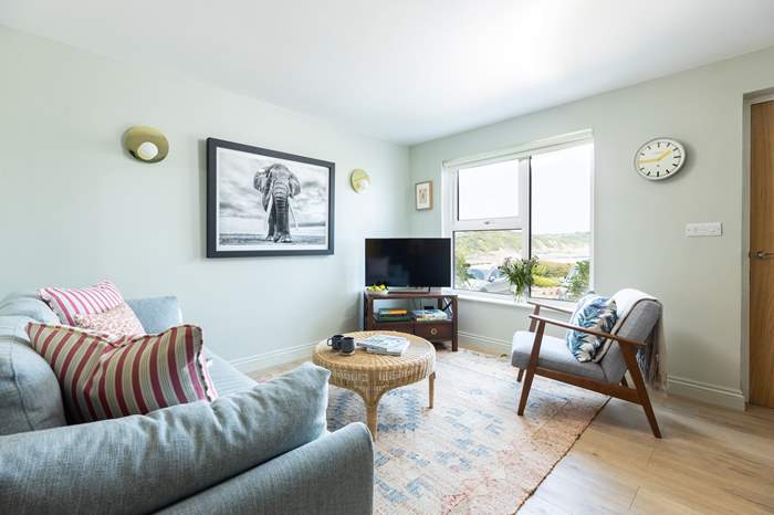Seagrass is a 2 bedroom, dog friendly apartment with sea views in Portscatho.
