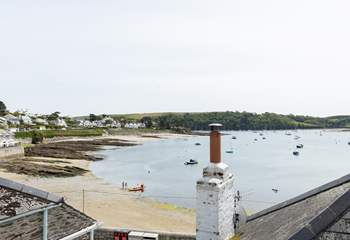 Harbour Retreat is perfectly situated in St Mawes with a bird's eye view of Summers Beach.