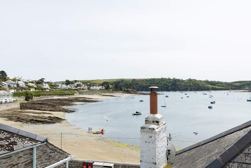Harbour Retreat is perfectly situated in St Mawes with a bird's eye view of Summers Beach.