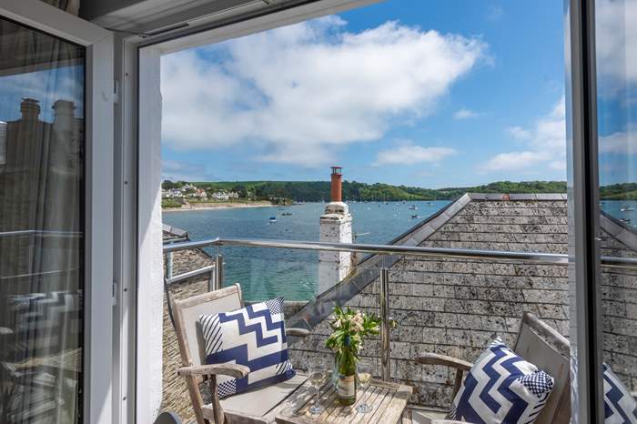 Harbour Retreat is a 2 bedroom, dog friendly apartment with sea views in St Mawes.