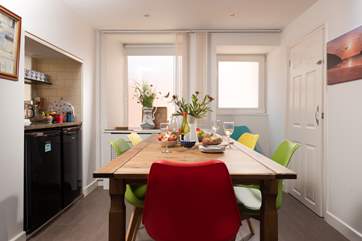 Gather round the table for lazy lunches and leisurely suppers.