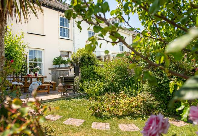 Outside, the garden is a fabulous spot for sun-soaked dining, with a cute terrace area with a table and chairs, perfect for those sunny lunches and Cornish cream teas.
