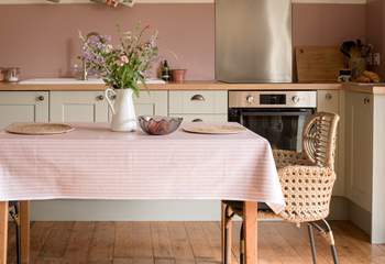 A fully equipped kitchen and dining space, perfect for a lazy breakfast