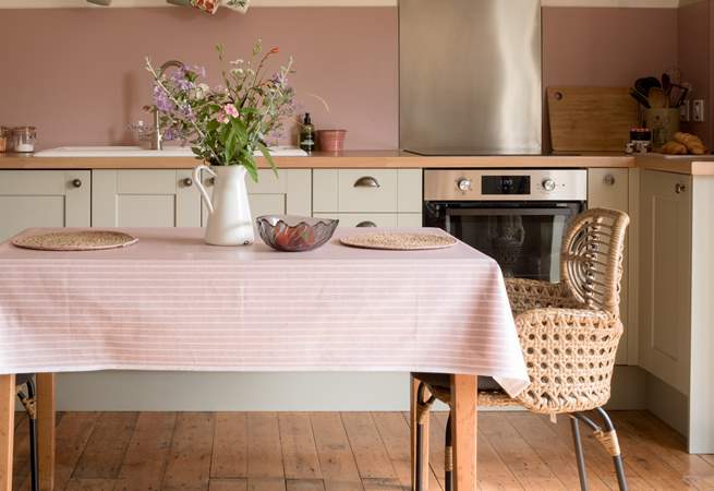 A fully equipped kitchen and dining space, perfect for a lazy breakfast