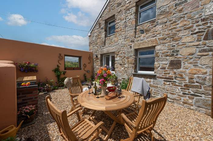 Ivor's Barn is a 2 bedroom, dog friendly holiday cottage near Marazion, West Cornwall.