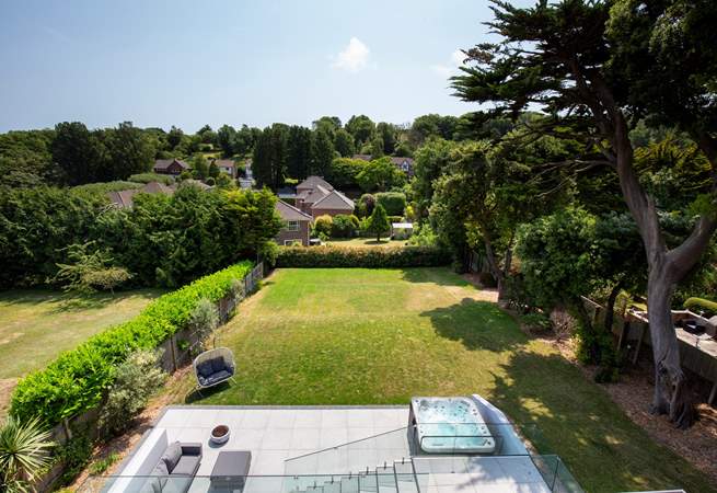 After a busy day exploring the south coast come back and relax in this wonderful garden with bubbling hot tub.