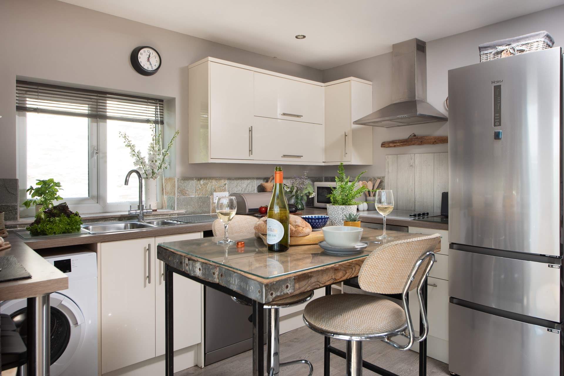 The kitchen is very well equipped. 