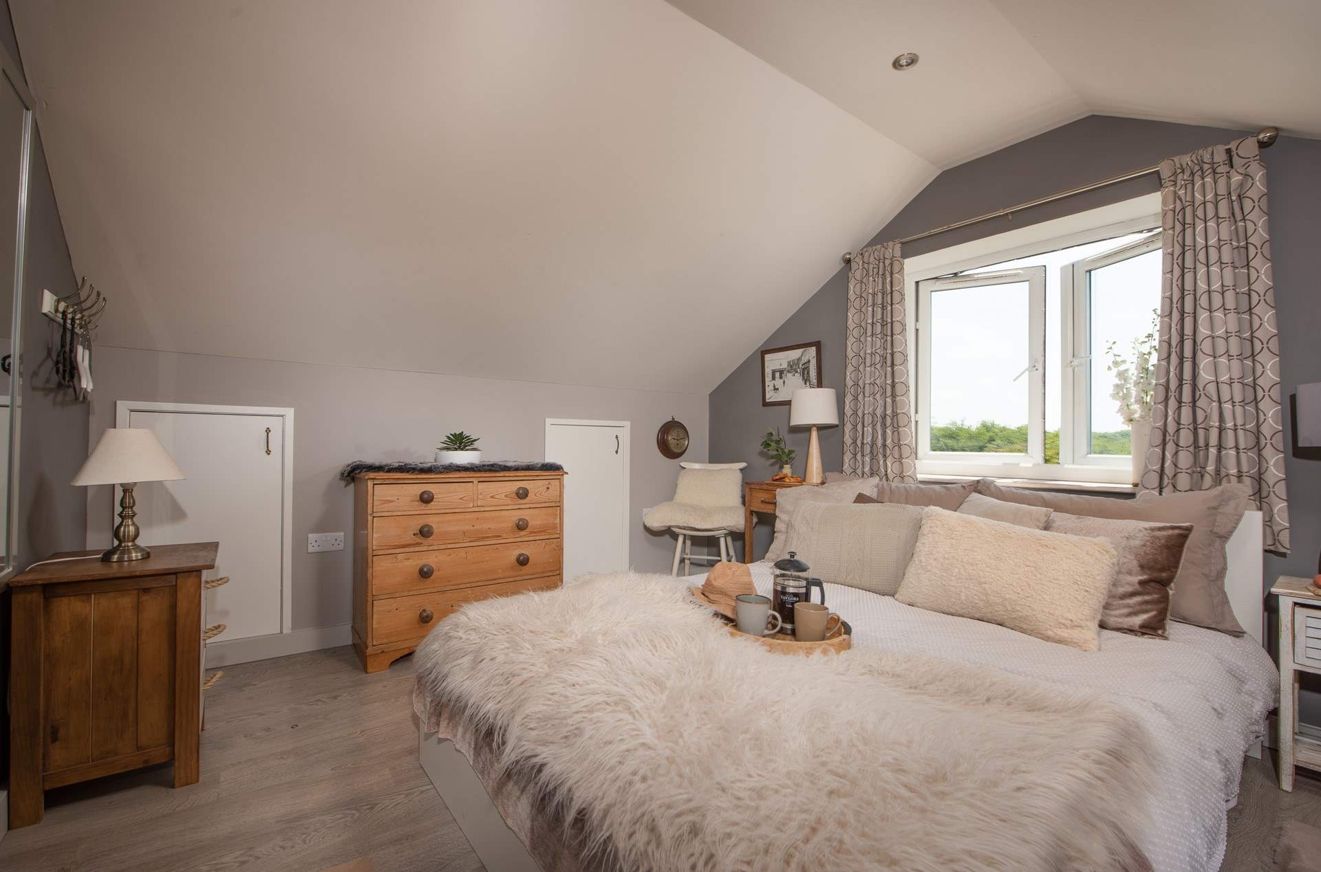 The gorgeous bedroom. 