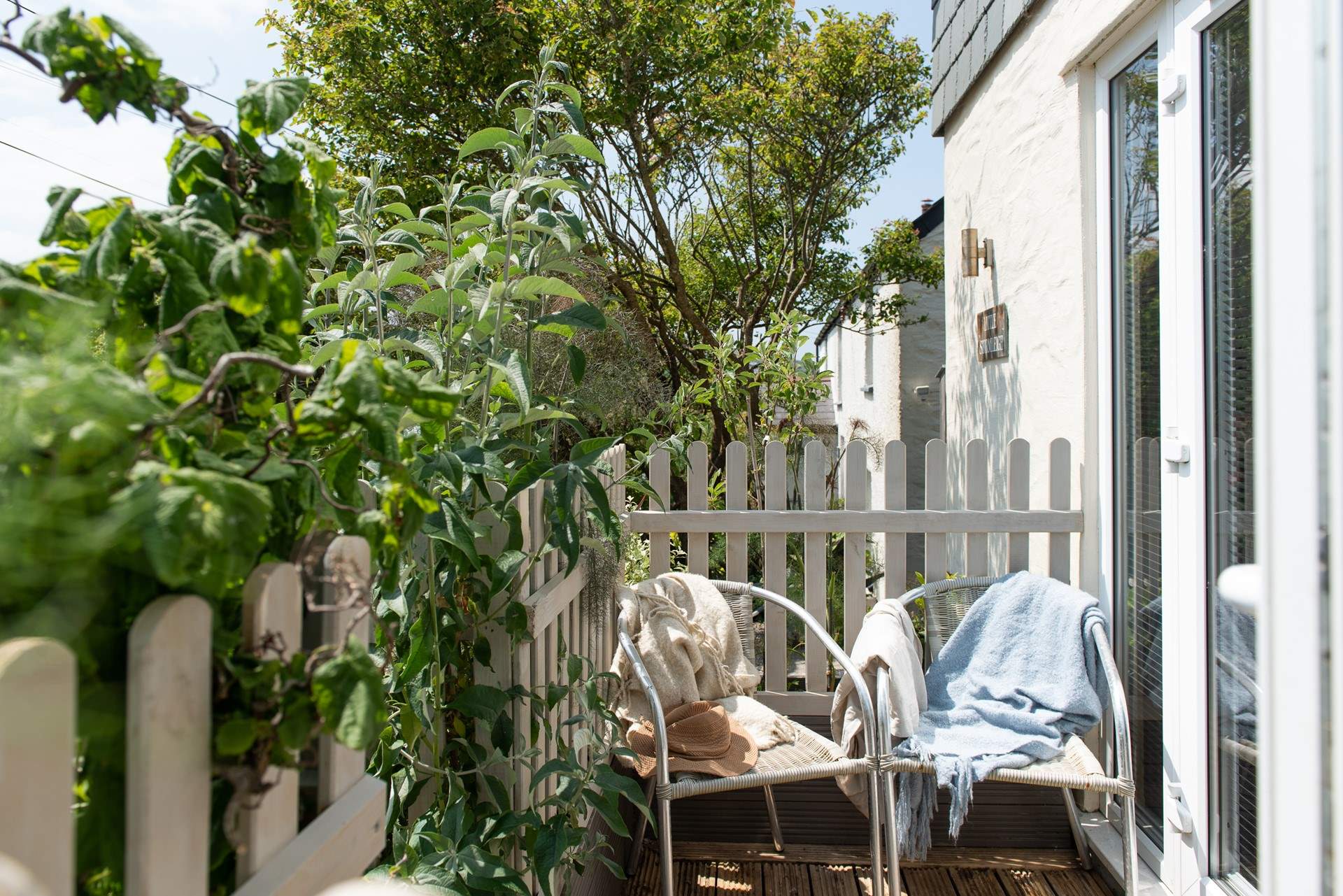 The little seating area at the front of the cottage.