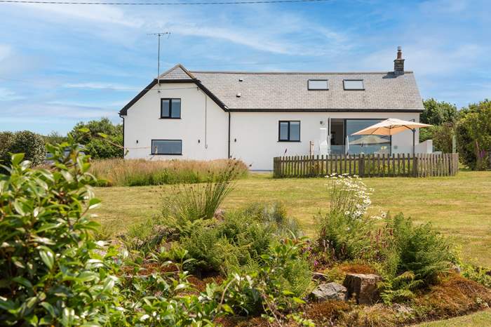 The Glebe is a 3 bedroom, dog friendly cottage with sea views near Boscastle.