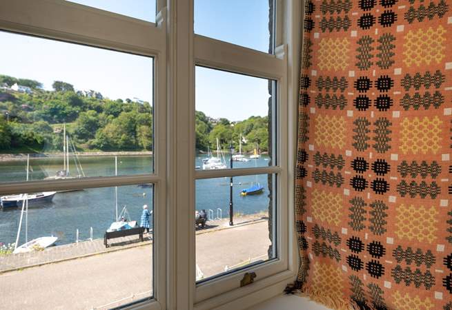 Gaze out on to the quay from the sitting room window, taking in the natural splendour of your surroundings.