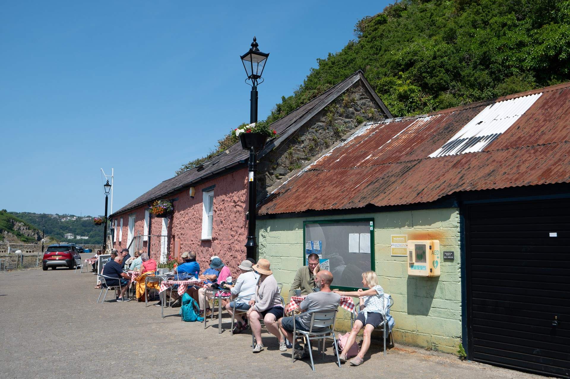 Wander along the quay for coffee and a cake in the nearby cafe.