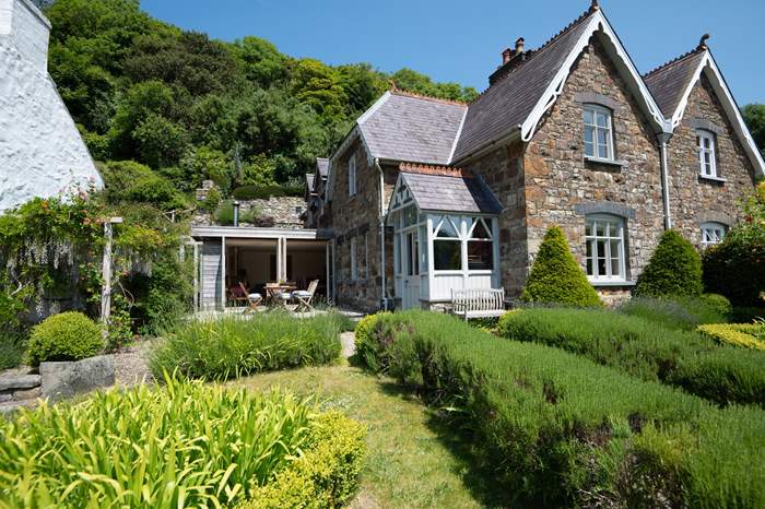 Quay House is a 4 bedroom self catering cottage with sea views in Fishguard.
