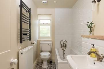 The gorgeous family bathroom.