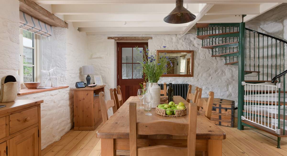 The super more formal dining area. 