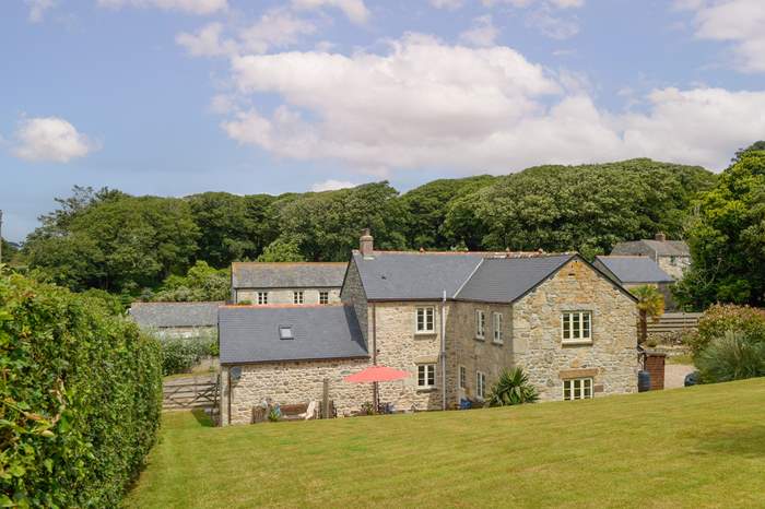 Smugglers Barn is a 3 bedroom, dog friendly cottage near the beach in Praa Sands.