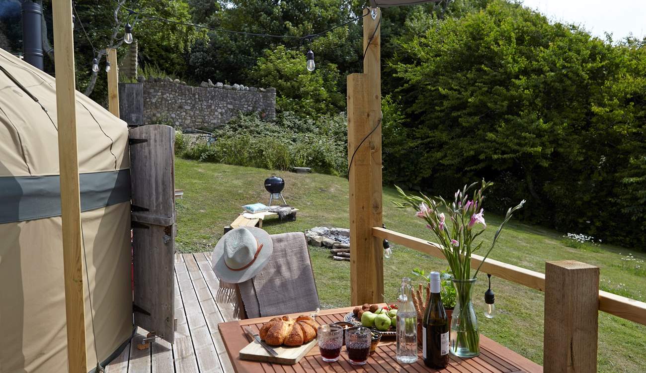 Enjoy your favourite tipple on the sun soaked deck or get cosy around the fire-pit with a warming hot chocolate.
