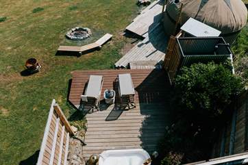 Whether around the fire-pit, on the sun-loungers or in the outdoor bathtub, you are promised exceptional views!