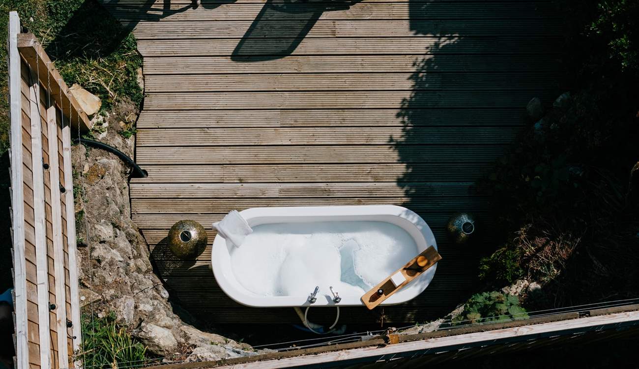 Al fresco bathing never looked so good...
