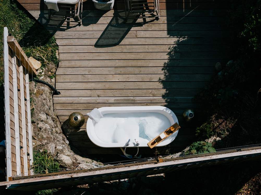 Al fresco bathing never looked so good...