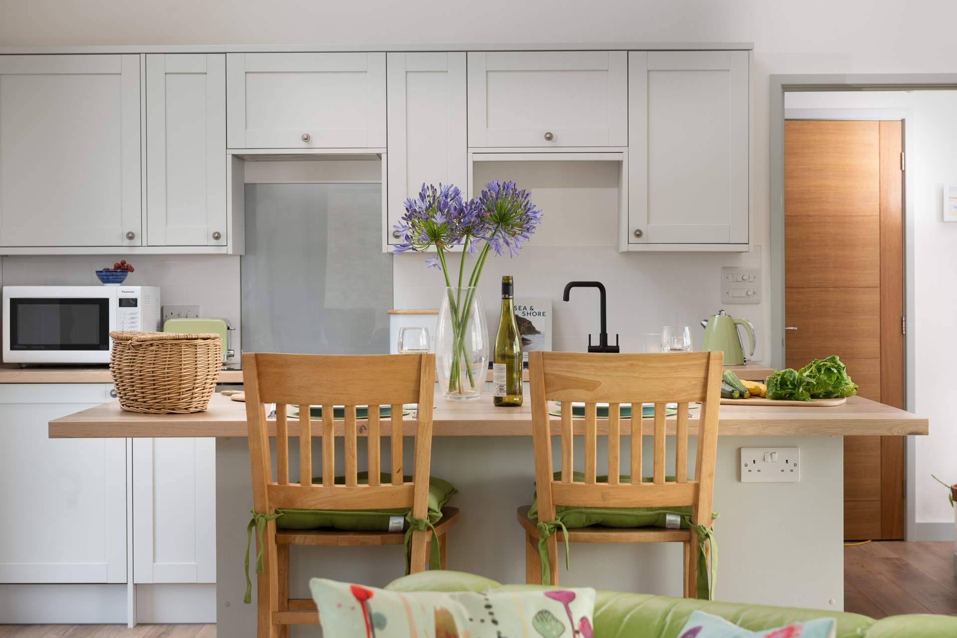 Perch around the island for a spot of lunch.