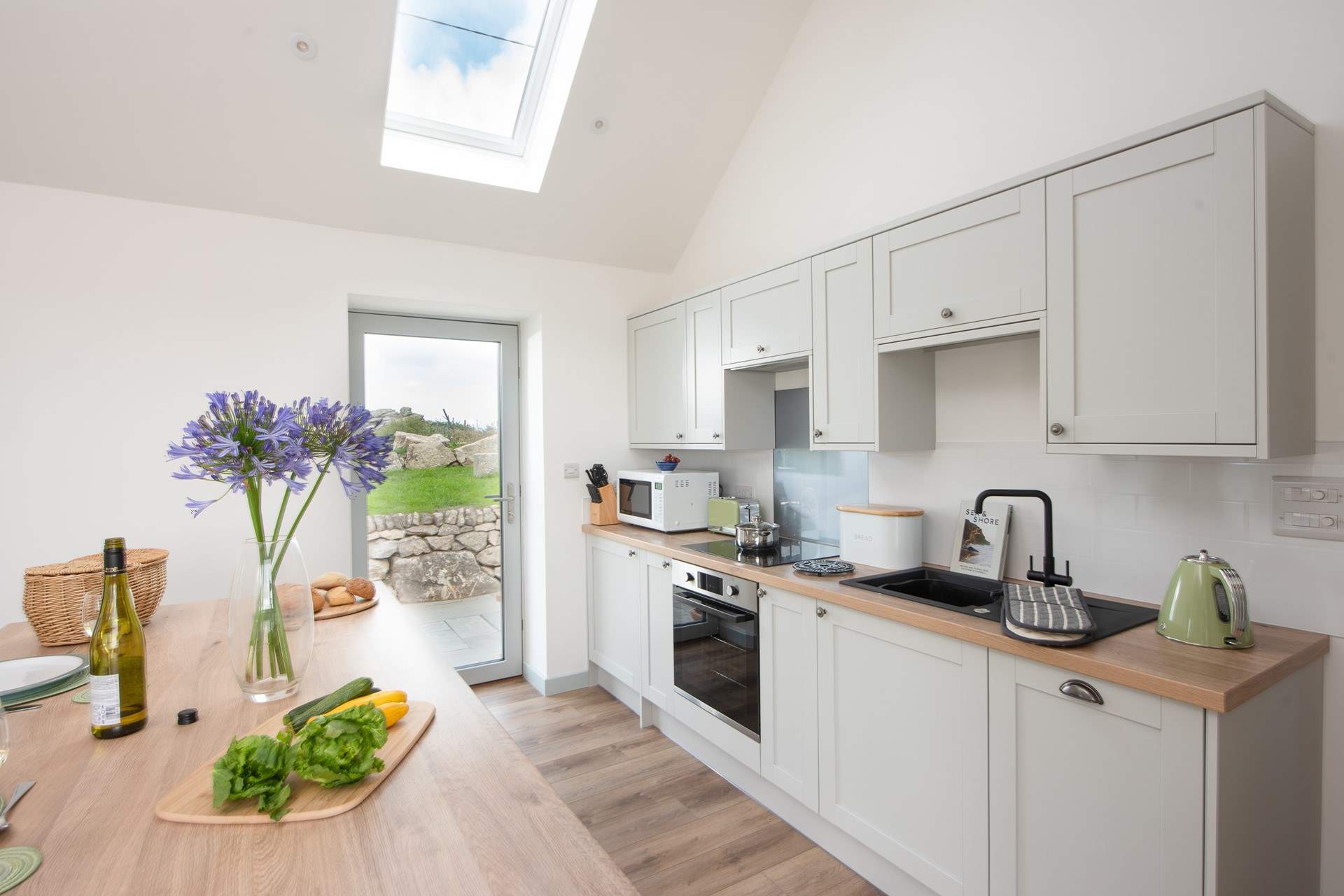 The kitchen is very well-equipped.