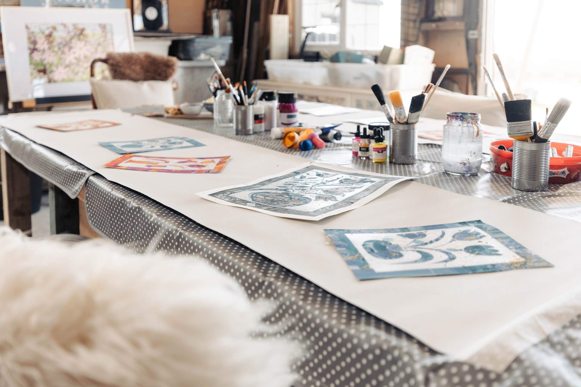 Enjoy an abstract art session on site. 