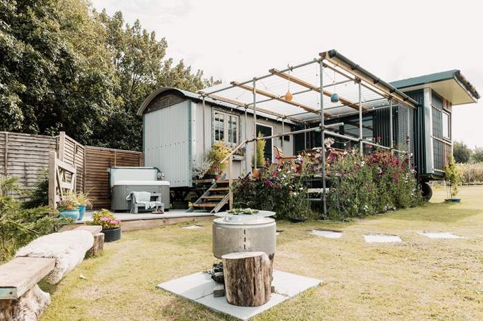 Vista Paris is a Shepherds hut with hot tub near Mawgan Porth, North Cornwall.