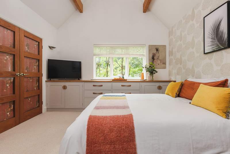 The glorious vaulted ceiling bedroom has an en suite shower-room. Open the window and listen to the trees rustling and the river running by.
