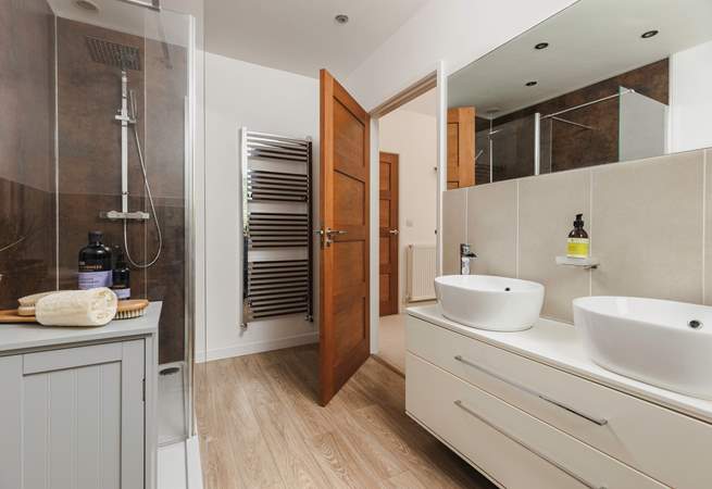 Beautiful double wash-basins offer pure luxury. 