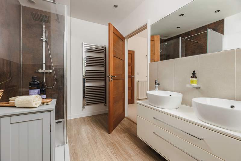 Beautiful double wash-basins offer pure luxury. 