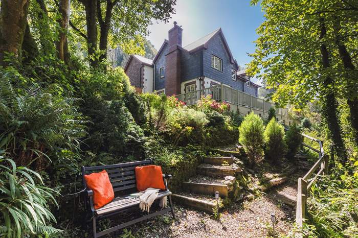 Bracken Lea is a 4 bedroom, dog friendly cottage in Lynton, Devon.