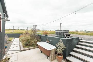 With an al fresco bathtub and wood-fired hot tub, you'll be bathing in nature from dawn to dusk.