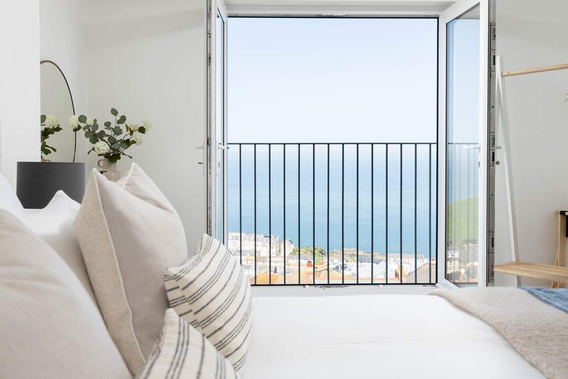 You can boat watch from the bed!