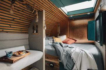 The copper leaf wall adds bespoke style to your stay in nature.