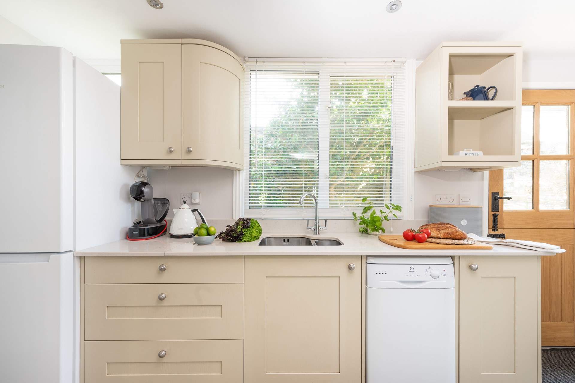 At one end of the stylish kitchen you will find the coffee machine, fridge/freezer and dishwasher.