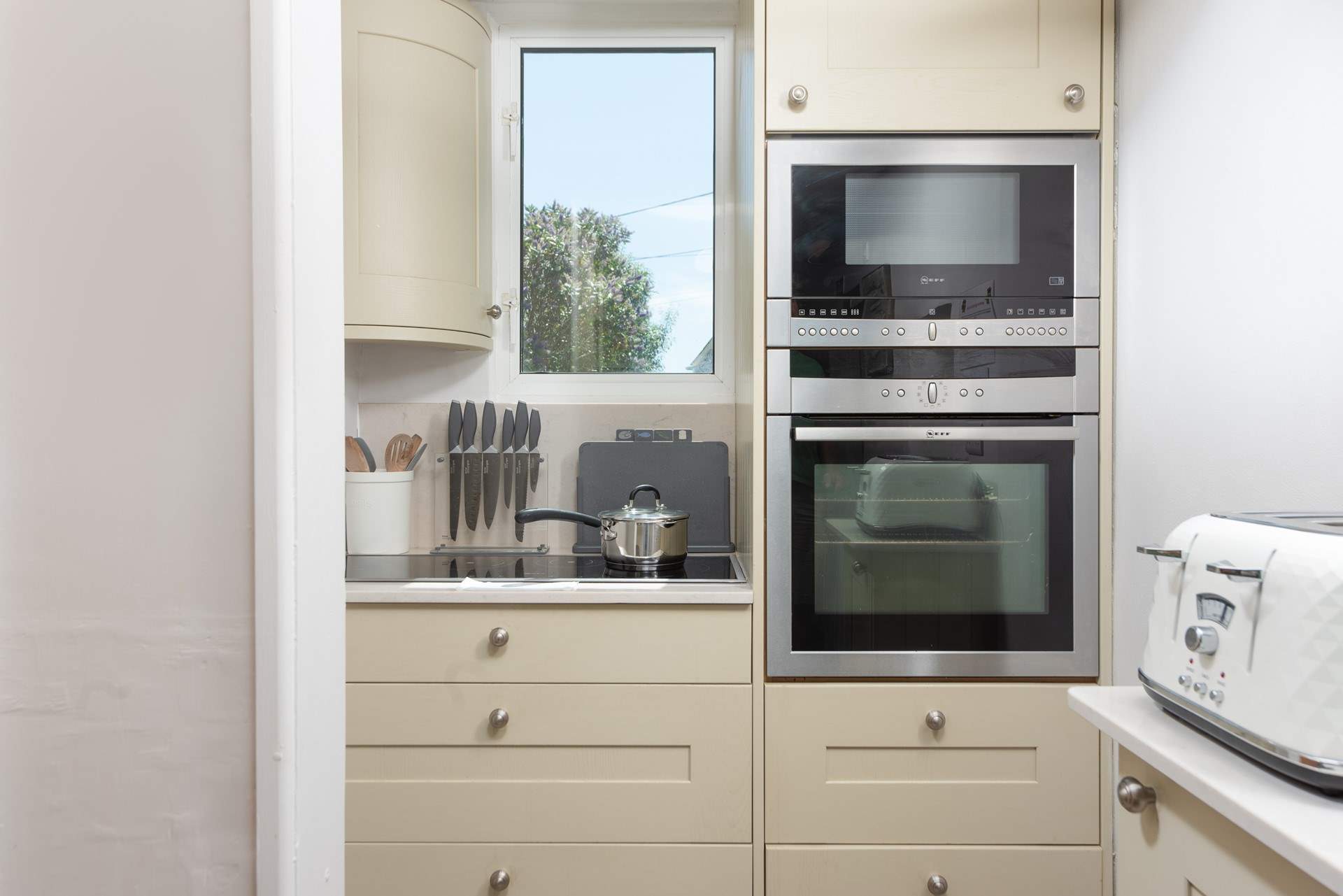 At the other side, there is everything you need to cook a light breakfast or full blown roast dinner.