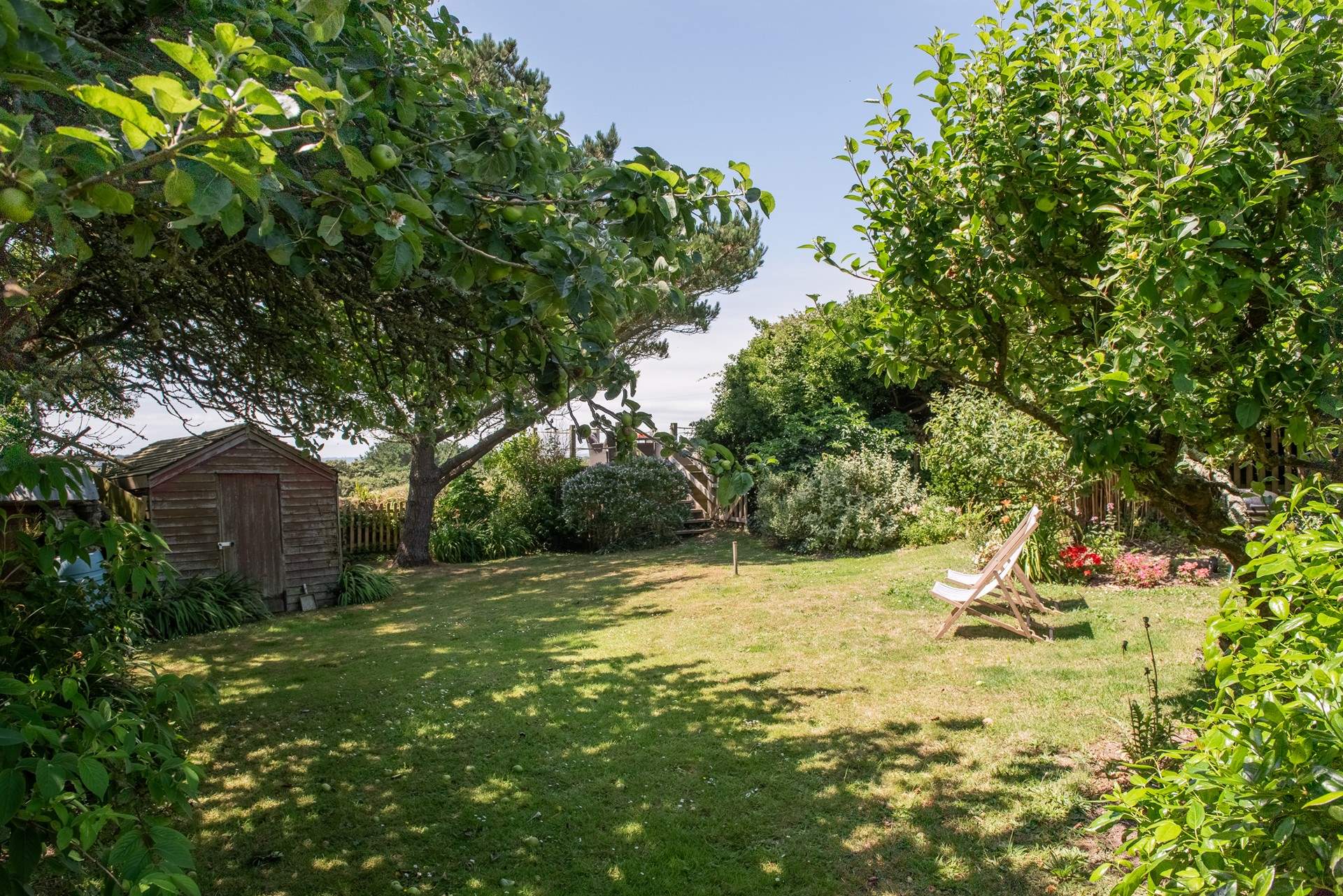 Spend time relaxing in the pretty garden, under a shady tree or up on the raised deck, the choice is yours.