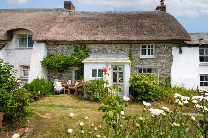 The Thatchings is a 2 bedroom, dog friendly cottage near the beach near Portscatho.