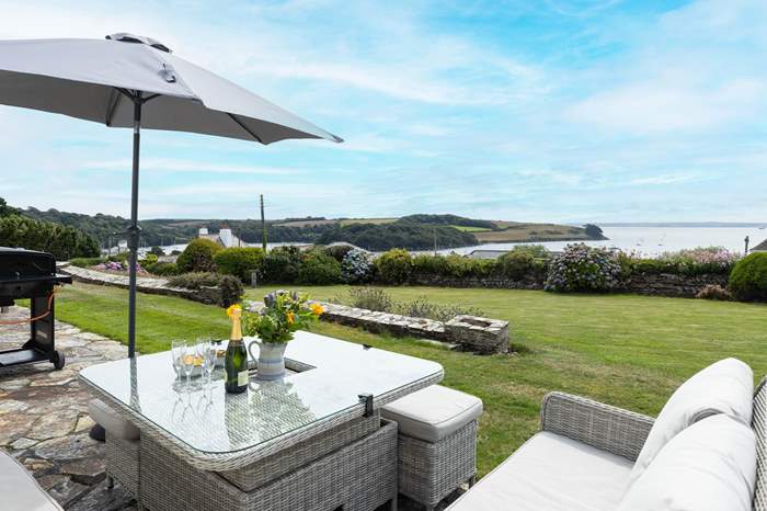 Windsmeet is a 3 bedroom, dog friendly cottage with sea views in St Mawes, Cornwall.