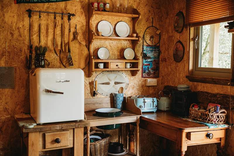 Full of rustic charm, the kitchenette is superbly equipped with all the essentials. 