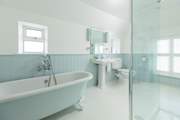 A sumptuous roll-top bath to wash away the stresses of everyday life.