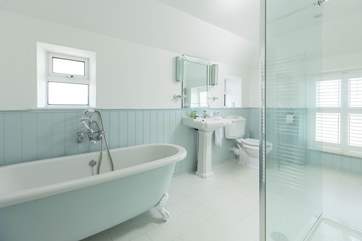 A sumptuous roll-top bath to wash away the stresses of everyday life.